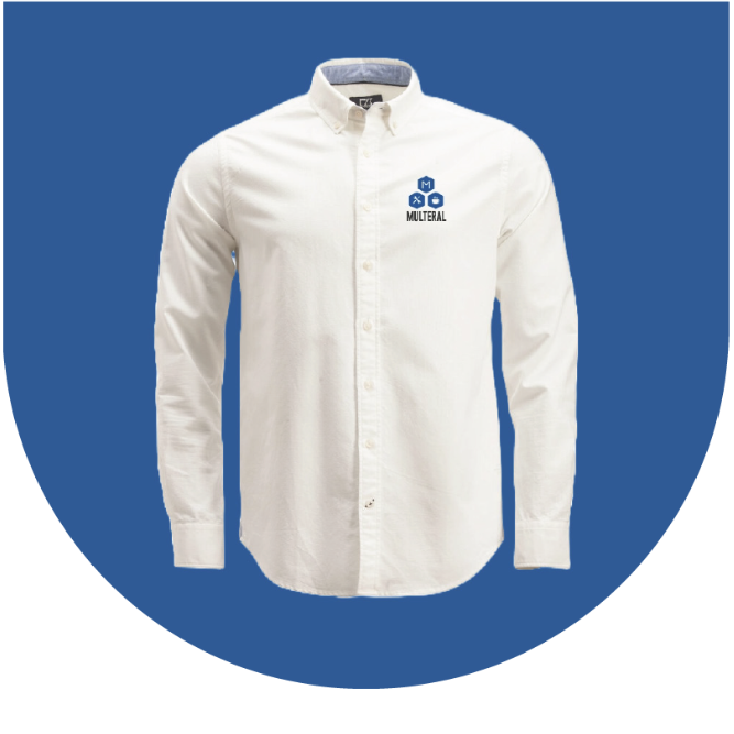 Vit långärmad skjorta med krage och Multeral-logga på bröstet